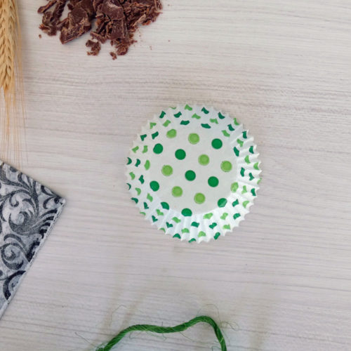 cápsula horneable con diseño de puntos verdes